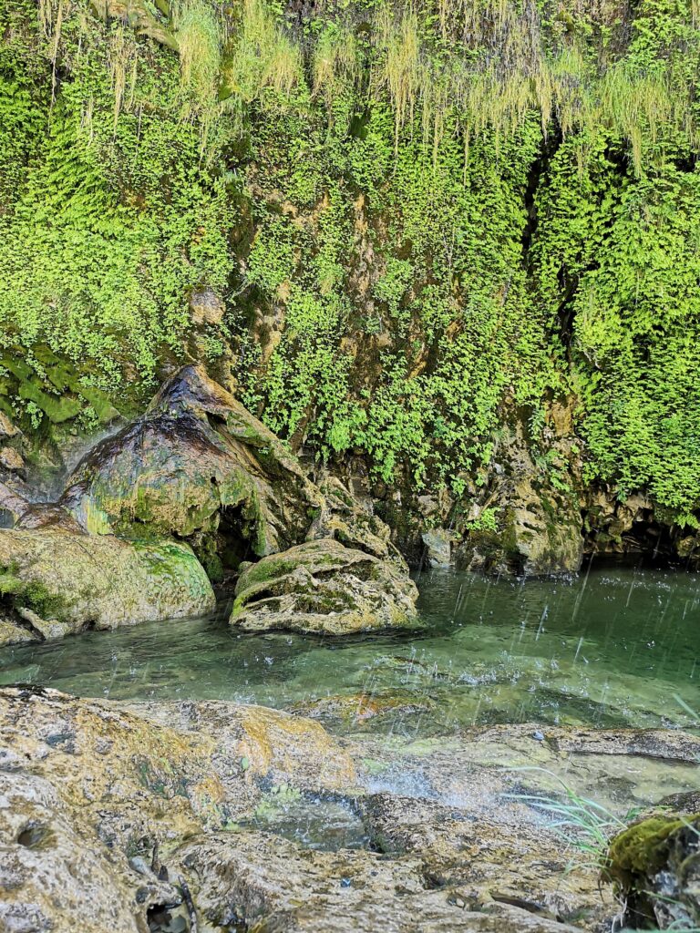 Gocciolio della cascata sa stiddiosa lungo il fiume del flumendosa visibile al trek a foresta corongia e sa stiddiosa